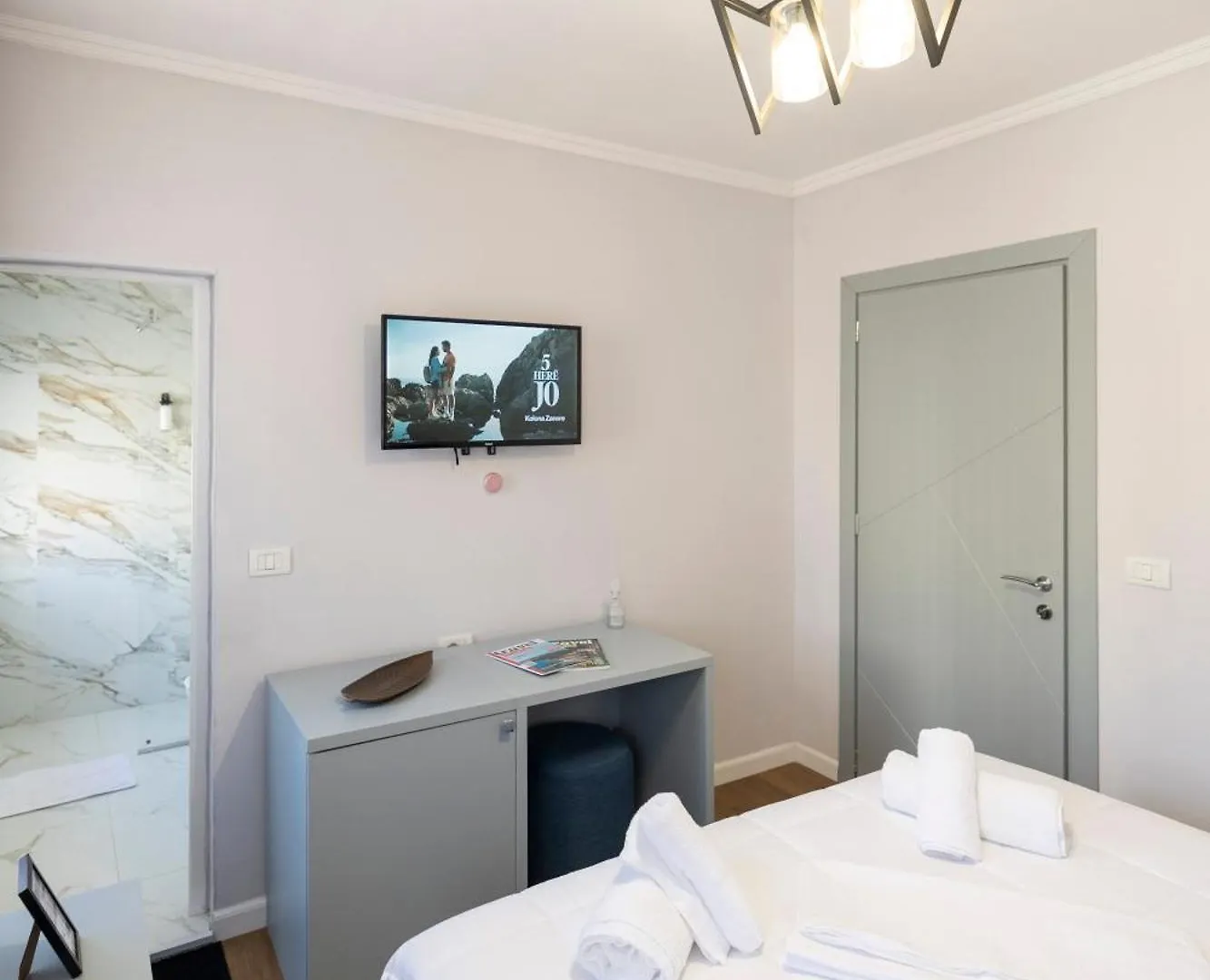 Tier Hotel Tirana 0*,  Albania